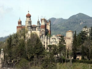 Riapre la Rocchetta Mattei sull’Appennino bolognese. Restauri (quasi) completati. Ma l’idea di farne un museo dedicato ad Ontani  è ormai un ricordo