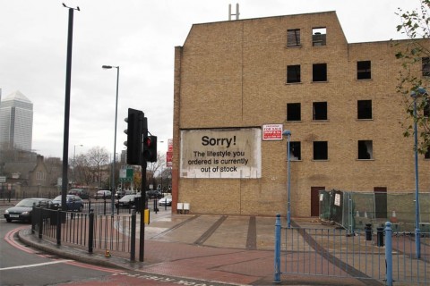 Un Banksy incrociato per strada a Londra può ancora sorprendere foto banksy.co .uk Art Digest: in slip davanti a Renoir e Van Gogh. Banksy su, Tracey e Damien giù. Il Louvre, il rigattiere e il capolavoro