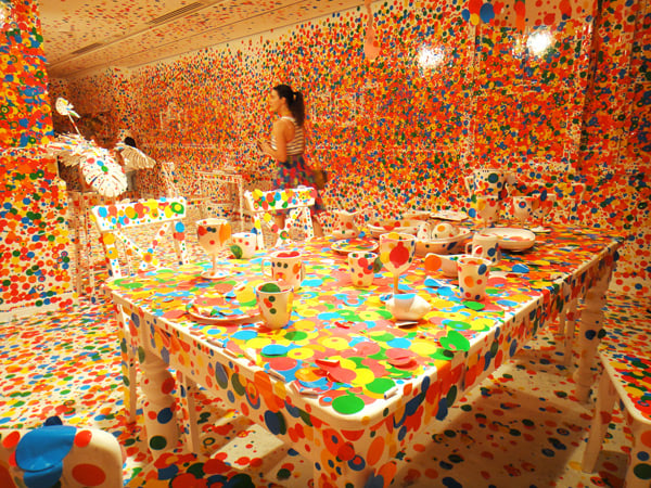 Una stanza bianca, tanti bambini e migliaia di adesivi colorati. E la mostra di Yayoi Kusama a Brisbane diventa interattiva