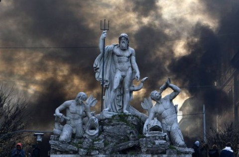 brucia roma14dicembre2010 La democrazia del marmo