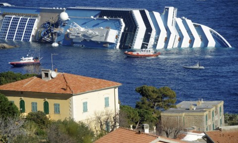 costa concordia affondata Dieci mesi per rimuovere il relitto della Concordia? Piuttosto trasformiamola in un centro d’arte. La proposta dell’artista Francesco Cangiullo, Futurista eterno…