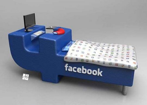 E se adesso stacco e poi esce quel post imperdibile? In soccorso ai fiesbukkiani incalliti arriva un designer croato. Con un letto-desktop Facebook-style…