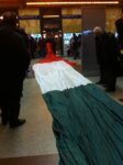 foto 1 e1327672461197 Bologna Updates: il mistero della performance alla Stazione Centrale. Chi erano gli attivisti fermati dalla polizia con una gigantesca bandiera italiana?