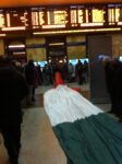 foto 2 e1327672440878 Bologna Updates: il mistero della performance alla Stazione Centrale. Chi erano gli attivisti fermati dalla polizia con una gigantesca bandiera italiana?