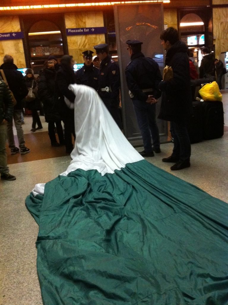 foto 3 e1327672480527 Bologna Updates: il mistero della performance alla Stazione Centrale. Chi erano gli attivisti fermati dalla polizia con una gigantesca bandiera italiana?