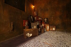 Bologna Updates: ritratto su valigia, al Museo Ebraico la memoria della Shoah secondo Rudy Cremonini. Ecco la fotogallery di Artribune