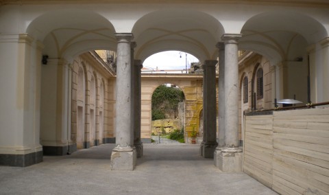 la corte di Palazzo Riso Chiuso per coscienza. Il direttore di Riso si difende