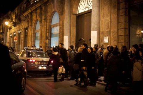 la folla davanti ai portoni sbarrati di Riso dopo che lassemblea cittadina è stata annulata su indicazione del dirigente Campo La guerra civile della cultura a Palermo. Riso, sempre più caos. Contestato il direttore e annunciata una nuova programmazione. Decisa da chi?