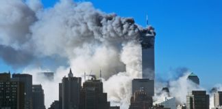 Steve McCurry - Le Torri Gemelle, World Trade Center, la mattina dell’11 settembre 2001, New York - USA, 2011