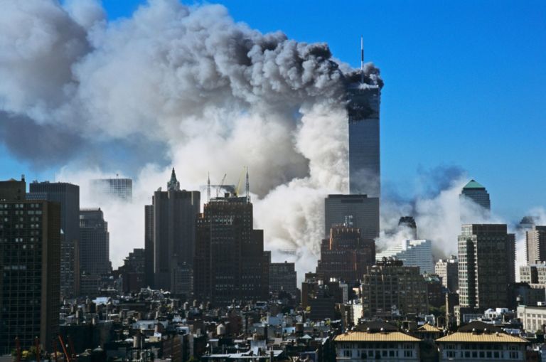 Steve McCurry - Le Torri Gemelle, World Trade Center, la mattina dell’11 settembre 2001, New York - USA, 2011