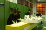 Affordable Art Fair performance 1 Affordable Art Fair Updates: pizza allo stand Lago? No, è una performance del gruppo Fooda. E ci sono anche i pinguini “solidali”…