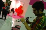 Affordable Art Fair performance 8 Affordable Art Fair Updates: pizza allo stand Lago? No, è una performance del gruppo Fooda. E ci sono anche i pinguini “solidali”…