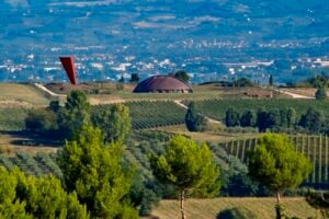 Cantine di design? No, cantine d’arte. Un Pomodoro abbinato al Sagrantino di Montefalco? Pronto in Umbria il progetto dell’artista per la famiglia Lunelli