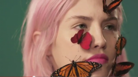 Beautiful Rebels I Beautiful Rebels di Ryan McGinley raccontano l’eco-fashion di Bono. Splendidi corpi e sciami di farfalle, per illustrare l’esprit Edun