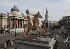 Un bambino scolpito di bronzo nel mezzo di Trafalgar. Svelata a Londra la statua equestre di Elmgreen e Dragset, ultima opera del progetto “Fourth Plinth”