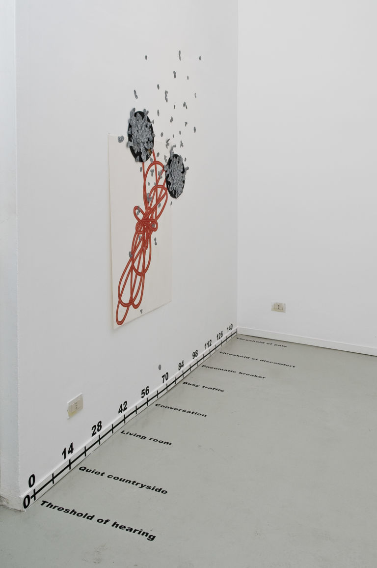 Falling in line. Maya Attoun Broken Record venuta dellinstallazione Galleria Marie Laure Fleisch Linee d’alta tensione