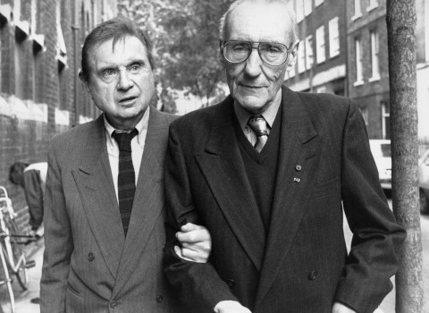 Francis Bacon and William Burroughs “Gli Imperdibili” della settimana. I cerchi sulla neve, gli astronauti canterini e i maglioni della famiglia Robinson…