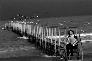 La musica? Noi la fotografiamo. Ed il big assoluto del genere, Guido Harari, ci apre pure una galleria in mezzo alle Langhe