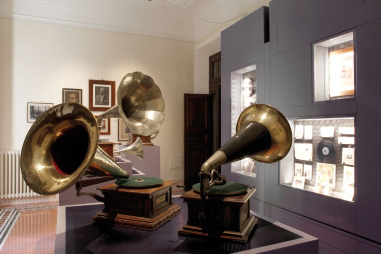I grammofoni del Museo Caruso Grossi investimenti per un grande regalo di compleanno al maestro Enrico Caruso. Vicino Firenze apre il museo dedicato al tenore. Nella villa in cui visse