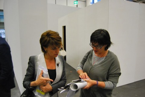 Ilaria Bonacossa con Patrizia Sandretto Re Rebaudengo E se fosse una donna a dirigere Artissima? Tra i 44 candidati c'è tutta la crème della giovane critica militante italiana (pochi gli stranieri). Ma ad essere in pole position risulta...