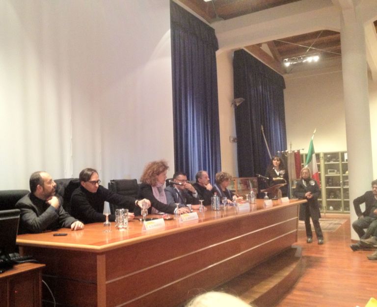 In conferenza stampa Bruno Di Marino Gianluca Marziani Adelaide Corbetta Rocco Guglielmo Andrea La Porta Sandra Lischi Chiccera, e cosa si vedeva. In real time da Catanzaro, il foto-video-blitz di Artribune alla mostra Corpo Elettronico, nel Complesso del San Giovanni