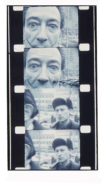 Jonas Mekas Salvador Dali and myself 1963 “Gli Imperdibili” della settimana. I cerchi sulla neve, gli astronauti canterini e i maglioni della famiglia Robinson…