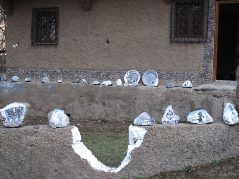 Laboratorio con le pietre sulle montagne di Imlil 4 Marocco crocevia del contemporaneo. Parte la Biennale di Marrakech, fra i progetti a latere anche la piattaforma art-sciistica di Angelo Bellobono