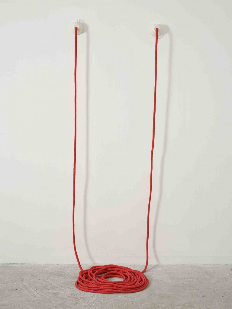 Maya Attoun Transfusion tribute to Mary Shelly 2009 ceramic synthetic rope 300X50X10 cm photographer Elad Sarig curtsey of Givon Art Gallery Linee d’alta tensione