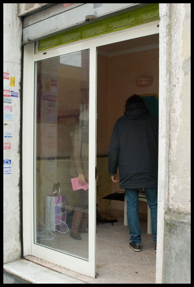 Nuova gestione in corso d’opera foto Valeria De Berardinis 2 Anche questa è occupazione: locali sfitti, trasformati in spazi espositivi. Accade a Roma, si chiama Nuova gestione, sta nel nuovo Quadraro District. E nella gallery di Artribune…