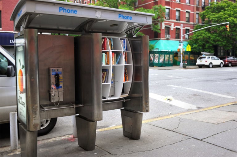 Phone booth by John Locke 2 Riciclo creativo. Le cabine del telefono di New York si trasformano in librerie. Ci ha pensato un giovane designer dal nome altisonante. Si chiama John Locke…