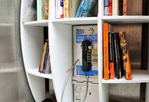 Riciclo creativo. Le cabine del telefono di New York si trasformano in librerie. Ci ha pensato un giovane designer dal nome altisonante. Si chiama John Locke…