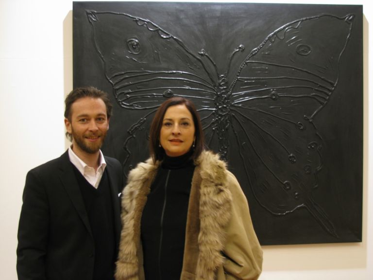 Silvio Saura e Cristina Lipanje davanti ad unopera di Franko B I grandi nomi dell'arte contemporanea al confronto col fuoco della natura. Ecco chiccera all'inaugurazione della mostra triestina. Negli spazi incredibili dell'ex pescheria