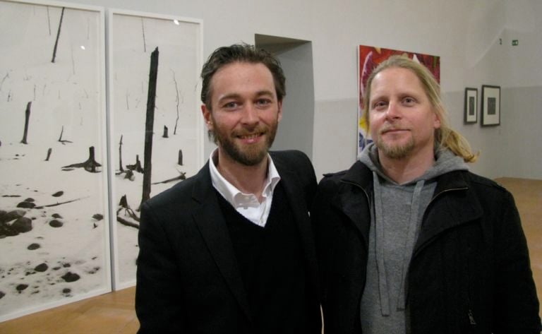 Silvio Saura e Primoz Bizjak davanti ad unopere Darren Almond I grandi nomi dell'arte contemporanea al confronto col fuoco della natura. Ecco chiccera all'inaugurazione della mostra triestina. Negli spazi incredibili dell'ex pescheria