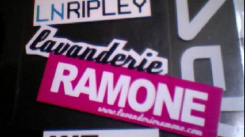 Sticker marketing per Lavanderie Ramone Arte a tempo di rock. Con le Lavanderie Ramone nasce a Torino un locale per concerti, mostre e curiosi match di boxe…