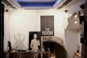 White cube, music bar o studio fotografico? È il fusion lo stile di Room Gallery, nuovo e curioso spazio romano nato a China Town