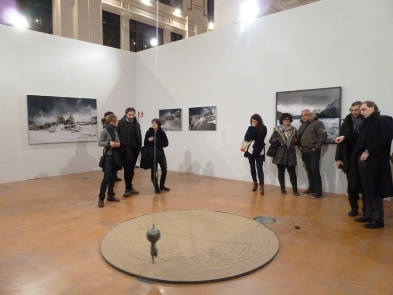 opera di Carlo Bach I grandi nomi dell'arte contemporanea al confronto col fuoco della natura. Ecco chiccera all'inaugurazione della mostra triestina. Negli spazi incredibili dell'ex pescheria