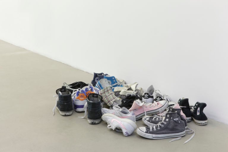 009 Latifa Echakhch Skin 2012 scarpe dimensioni variabili photo Roberto Marossi. Courtesy l’artista e Kaufmann Repetto Milano. Poesia dell’assenza