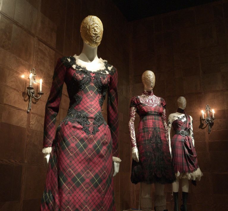 22.McQueenGalleryViewRomanticNationalism Musei di moda