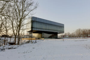 Il tempio delle acque, in Olanda. Volumi griffati Wiel Arets Architects per il nuovo centro direzionale di Maasbracht