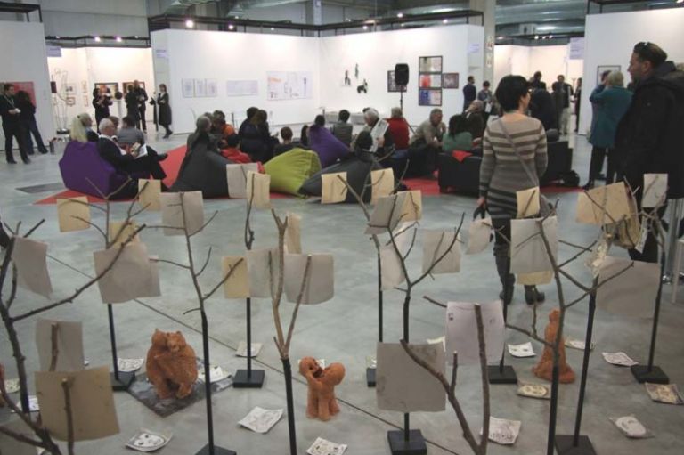 76 Galleristi in fiera? Roba vecchia. A Parma libero sfogo per artisti e pubblico, che fanno tutto da sé. ArtistiInMostra, quando la fiera diventa autarchica