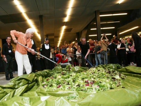 Alison Knowles alla Tate Modern nel 2008 Un’insalata gigante sta per arrivare a New York. Alison Knowles porterà nel parco dell’High Line una delle sue performance culinarie. Rigorosamente “veggie”