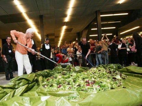 Alison Knowles alla Tate Modern nel 2008 Un’insalata gigante sta per arrivare a New York. Alison Knowles porterà nel parco dell’High Line una delle sue performance culinarie. Rigorosamente “veggie”