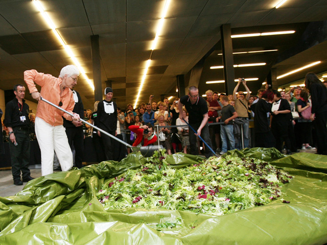 Un’insalata gigante sta per arrivare a New York. Alison Knowles porterà nel parco dell’High Line una delle sue performance culinarie. Rigorosamente “veggie”