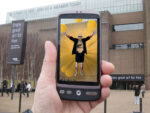 All Hail Damien Hirst 3 Dio-Hirst alla Tate Modern. Mentre fervono i preparativi per la retrospettiva londinese, arriva l’applicazione in realtà aumentata che “celebra” l’artista inglese