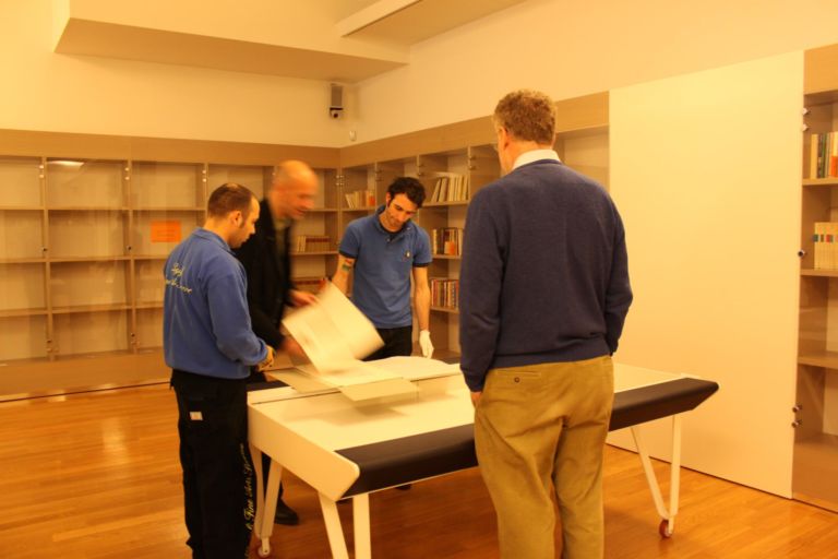 Allestimento della mostra Il disegno della scrittura i libri di Gastone Novelli Dietro la quinte dell’arte. Tante foto delle nuove mostre in allestimento al Museo del Novecento. Che comincia a tirar fuori le opere dai magazzini…