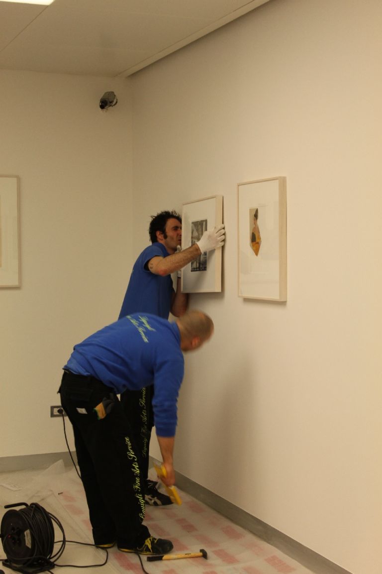 Allestimento della mostra di Beppe Devalle 3 Dietro la quinte dell’arte. Tante foto delle nuove mostre in allestimento al Museo del Novecento. Che comincia a tirar fuori le opere dai magazzini…