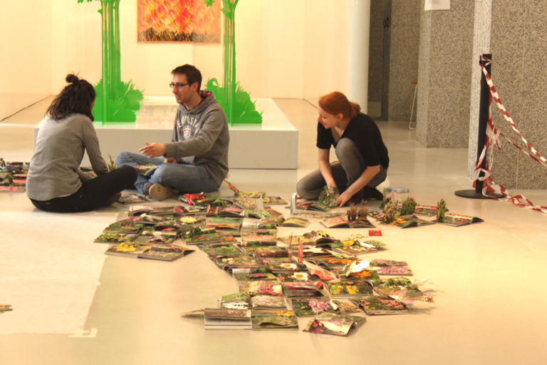 Andrea Mastrovito Allestimento dell’opera Enciclopedia dei fiori da giardino 2009 Dietro la quinte dell’arte. Tante foto delle nuove mostre in allestimento al Museo del Novecento. Che comincia a tirar fuori le opere dai magazzini…