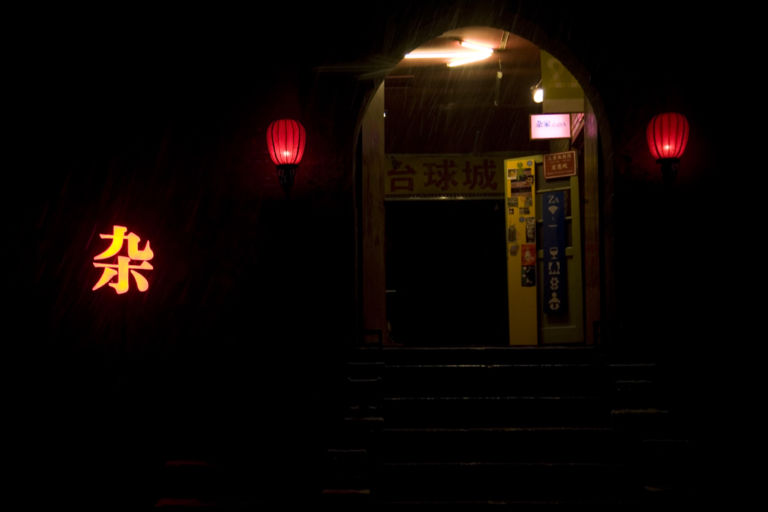 Andrea Nacciarriti Io che prendo il sole a Pechino 17 marzo 2012 7 L’opera iconica di Alighiero Boetti? A Pechino Andrea Nacciarriti la rilegge con una coal-version, su Artribune ci sono tutte le immagini