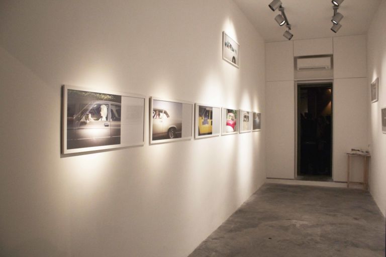Andrew Bush Bloo Gallery Roma 8 Dimmi che auto guidi, e ti dirò chi sei. L’american way of life di Andrew Bush inaugura a Roma Bloo Gallery, nuovo spazio per la fotografia. E noi abbiamo fotografato l’opening