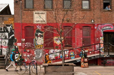 Bogart Street nel quartiere Bushwick a Brooklyn foto Guillaume Gaudet New York Updates: Saturday night fever, è tempo di Notte Bianca. Apertura straordinaria e arte come se piovesse, tra le vie di Brooklyn. Da Bushwick a Williamsburg si trotta fino a tardi